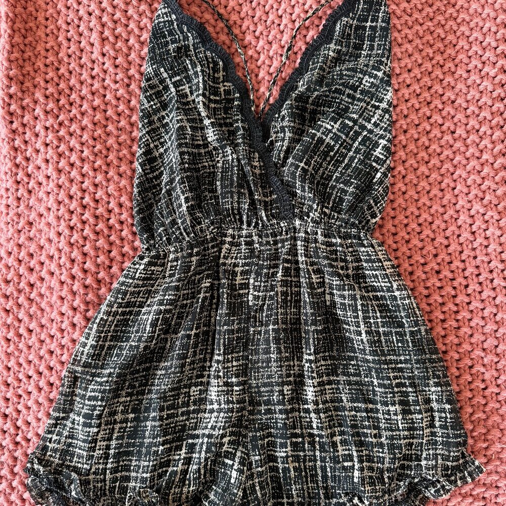 XOXO Black White Print Open Back V-Neck Ruffle Romper Size Small